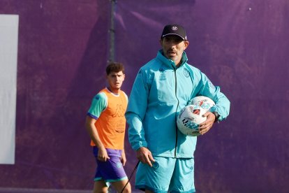Almada, durante el entrenamiento del pasado jueves en los Anexos, con Trilli detrás.