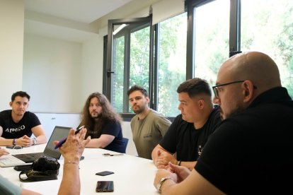 Jóvenes emprendedores trabajando en el coworking de IdeVa.