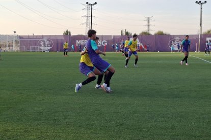 Guille Bueno pugna con Iván Alejo en el entrenamiento de miércoles.