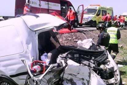 Estado de la furgoneta de conductor fallecido en Villacid de Campos tras la colisión.