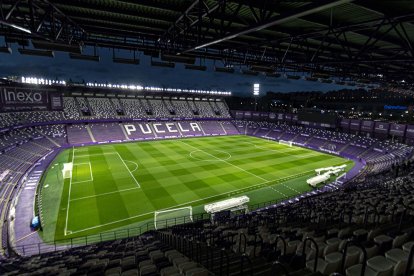 Estadio José Zorrilla iluminado.
