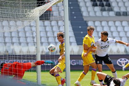 Latasa introduce el balón en la portería para firmar el 2-1 parcial.