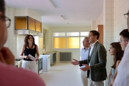 Visita de Conrado Íscar a la nueva Residencia Juvenil Doctor Villacián