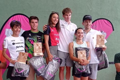 Los tres mejores de cada categoría posan juntos.