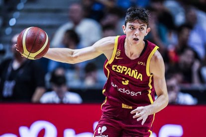 De Larrea conduce el balón durante el último amistoso de España, ante Chequia.