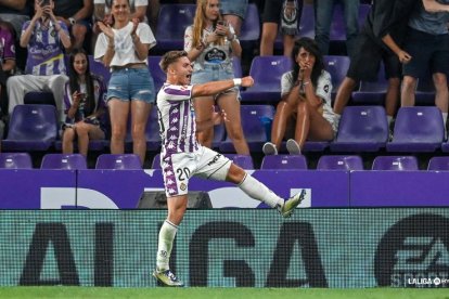 El atacante blanquivioleta Chuki celebra su gol, el primero del equipo en la temporada.
