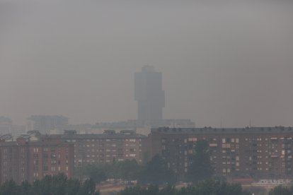 Intenso humo en el Bierzo debido a los diferentes incendios activos