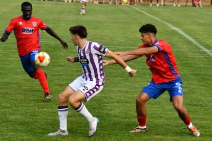 Un momento del amistoso entre Real Valladolid Promesas y Numancia.