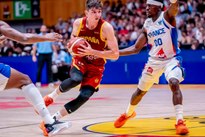 Sergio DeLarrea en una acción del España - Francia.