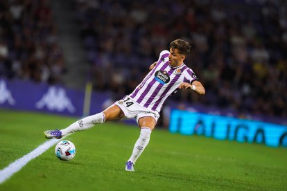 Iván Alejo evita que el balón salga de banda.