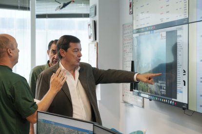 El presidente de la Junta de Castilla y León, Alfonso Fernández Mañueco, acude al Centro Autonómico de Mando, en Valladolid. Imagen de archivo.