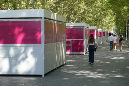Montaje casetas Feria de Día en la acera de Recoletos