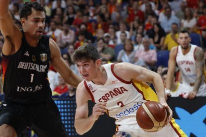 El vallisoletano De Larrea intenta zafarse de la defensa del alemán Da Silva.