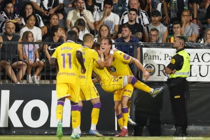 Latasa celebra su gol de la victoria junto a Chuki, Biuk y Amath, sobre el césped de Castalia.