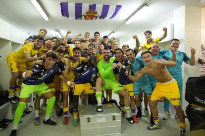 Los jugadores del Real Valladolid celebran su triunfo en Castellón con los utileros Álvaro y Justo, y el doctor Alberto López.