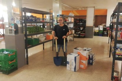 Miembros de colectivos sociales valencianos recogen ropa ignífuga y enseres para afectados de incendios de El Bierzo