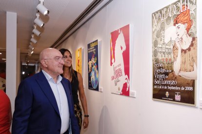 El alcalde de Valladolid, Jesús Julio Carnero, mira los carteles que conforman la muestra.