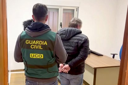 Un detenido por la Guardia Civil en una imagen de archivo.