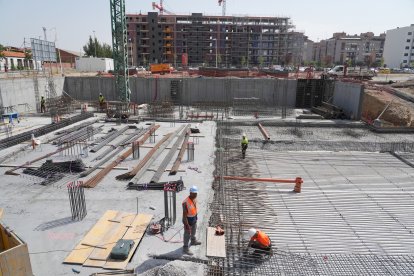 Varios trabajadores en las viviendas que levanran junto a los cuarteles de Farnesio