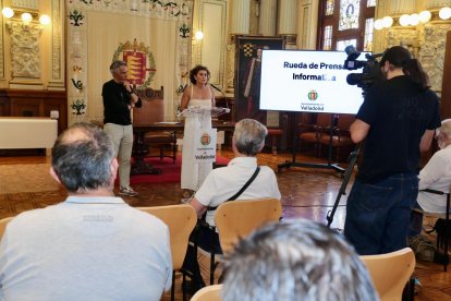 Mayte Martínez presenta las actividades deportivas durante las Ferias y Fiestas de la Virgen de San Lorenzo.
