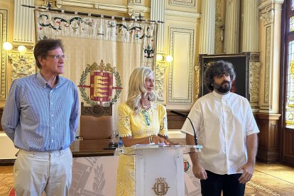 El presidente de la FMC, José Ignacio de Uribe; la concejala de Educación y Cultura, Irene Carvajal, y el designado nuevo director del Teatro Calderón, Chema Esbec Rodríguez, en la rueda de prensa tras el Consejo Rector