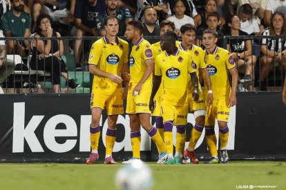 Jugadores del Real Valladolid celebran el gol de Latasa ante el Castellón.
