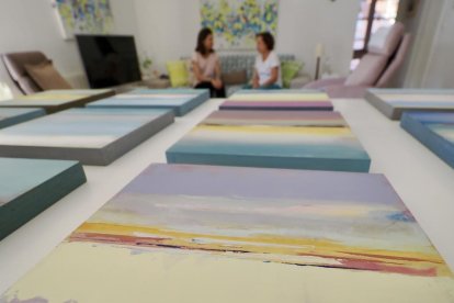 Las pinturas de Elena y, al fondo, su madre y su hermana.