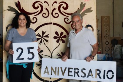 Elena de Luis y José Antonio González Gerbolés junto con las plantillas que emplearán para la alfombra floral.
