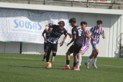 Una acción del partido entre UD Ourense y Real Valladolid Promesas.