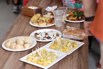 Ambiente en las casetas regionales el día de la inauguración oficial.