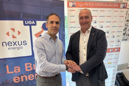 Mario Arranz junto al presidente de la Asobal, Servando Revuelta.