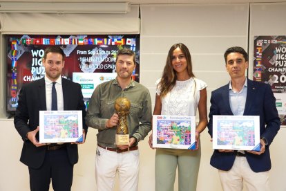 La concejala de Turismo, Eventos y Marca Ciudad, Blanca Jiménez, y el presidente de la Federación Mundial del Puzzle, Alfonso Álvarez Ossorio junto con David Alcubilla, de Caja Rural de Zamora, y Pedro Daniel García, de Modulación en la presentación del Campeonato Mundial de Puzzles