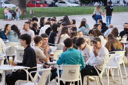 Varios grupos de personas pasan la tarde en las terrazas de la Antigua.