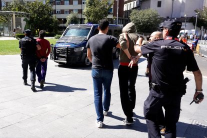 Momento de la detención de uno de los arrestados