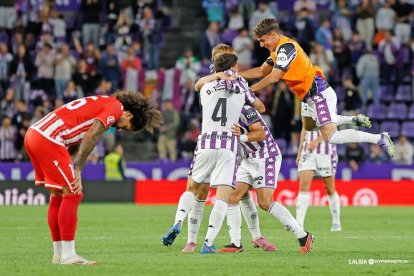 Jugadores del Real Valladoid se echan encima de Maroto tras marcar el tercer gol blanquivioleta.