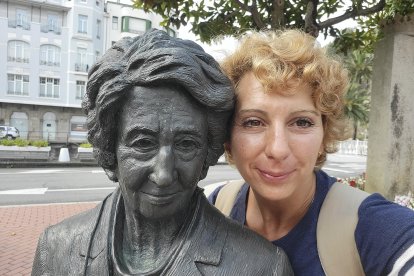 Bárbara de Aymerich posa con un busto de Margarita Salas