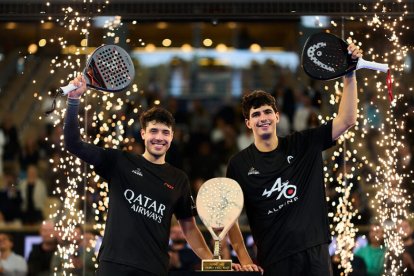 Agustín Tapia y Arturo Coello, tras proclamarse vencedores por tercer año consecutivo en el Major de París.