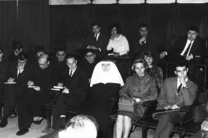 Una imagen de 1966, en las Séptimas Conversaciones Internacionales de Cine, con Maruja Torres junto a periodistas como Antonio Kirchner y Pere Fages (arriba) y Fernando Lara, abajo a la derecha
