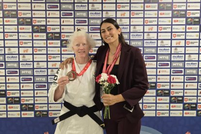 Marta Arce (izquierda), con su medalla de bronce.