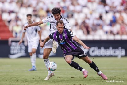 Latasa intenta evitar el marcaje de Vallejo.