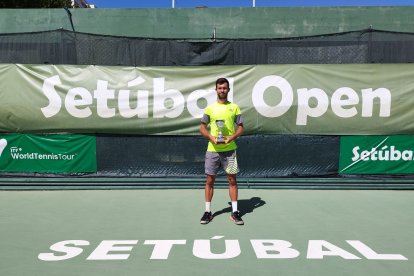 El vallisoletano Mario González posa con el trofeo de subcampeón en el ITF de Setubal.