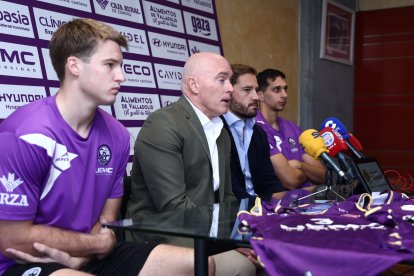 Mike Hansen en la presentación de 'Ice' Haney y Fares Ochi.