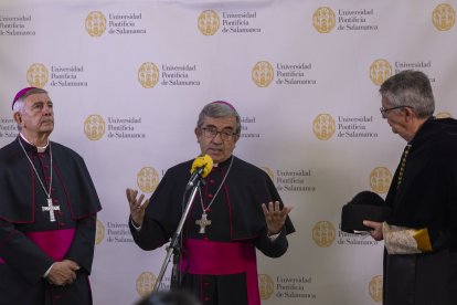 Luis Argüello, el gran canciller de la Upsa, José Luis Retana, y el rector, Santiago García-Jalón de la Lama