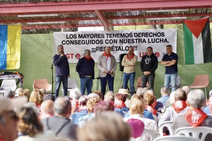 El secretario general de UGT CyL, Óscar Lobo, y el fundador de la Fundación Eusebio Sacristán, Eusebio Sacristán, celebran un encuentro junto al alcalde de Valladolid, Jesús Julio Carnero