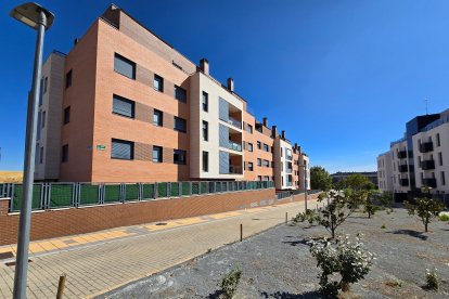 Urbanización Arroyovereda, en la calle Narciso Monturiol, con okupas en su interior.