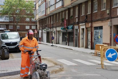 Obras de reurbanización en la calle Pavo Real del 29 de octubre