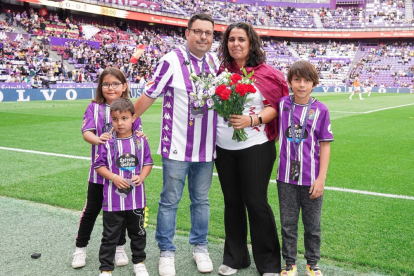 Iván, abonado del Real Valladolid, pidió matrimonio a su pareja Lorena, aficionada de la Cultural Leonesa, en los prolegómenos del partido.