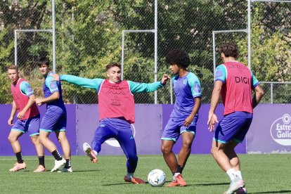 Chuki intenta obstaculizar el pase de Federico durante el entrenamiento matinal del martes.