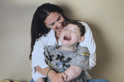 Ana María Pelaz y su hijo Adrián, que tiene una discapacidad del 90% desde el suceso