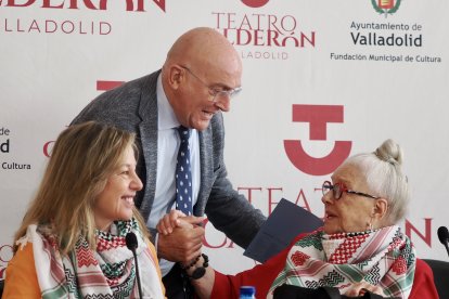 Carnero saluda a Dicenta y Herrera esta mañana en el Calderón.